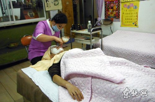 美容师陈双宇为她(tā)的顾(gù)客(kè)美容 美容师陈双宇(yǔ)为(wéi)她的顾客美容